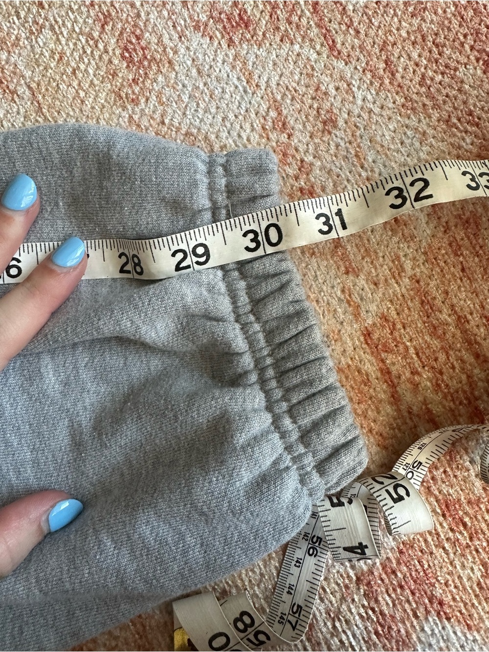Alo Accolade sweatpant in athletic Heather grey fits like a small oversized - Picture 10 of 10